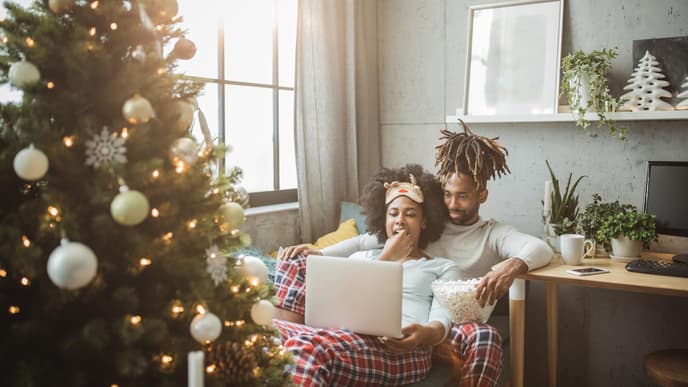 Pärchen schaut Weihnachtsfilme