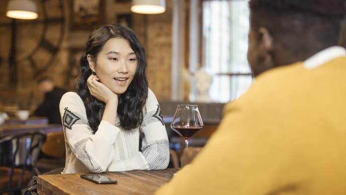 Frau beim ersten Date