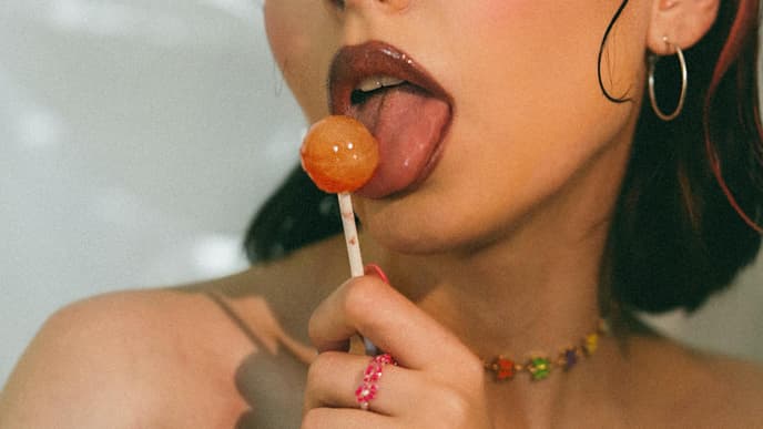 Frau lutscht Lolli