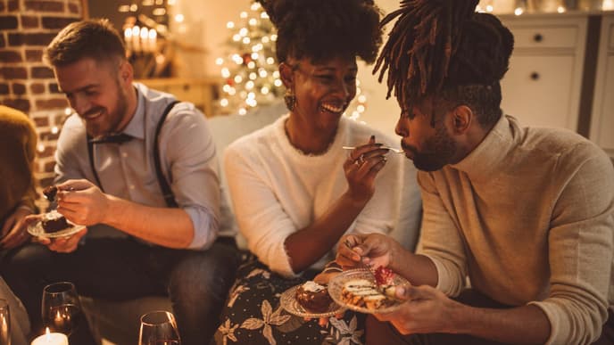 Pärchen isst Fingerfood an Weihnachten