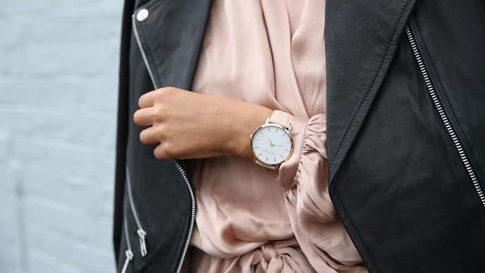 Frau mit Uhr
