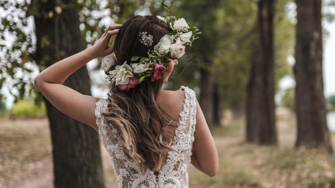 Braut trägt Blumenkranz im Haar