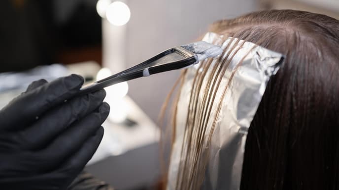 Haare färben mit Pinsel und Alufolie