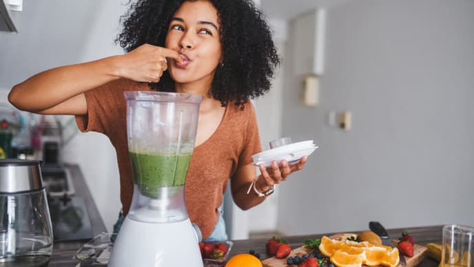 Frau mit Smoothie