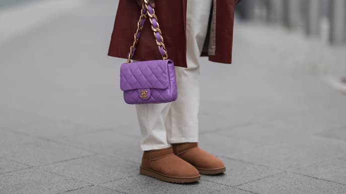 Frau trägt Uggs