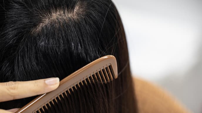 Frau kämmt Haare durch