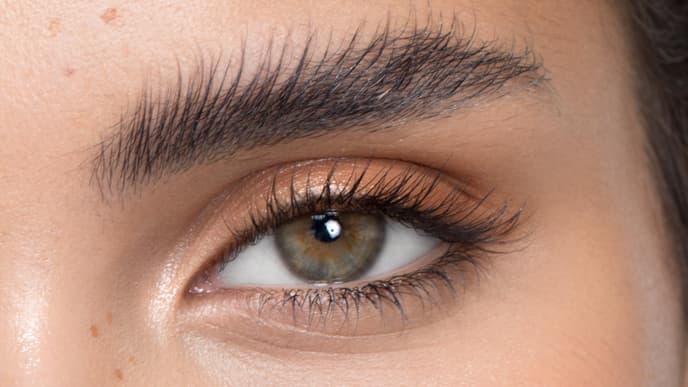 Frau trägt Eyeliner