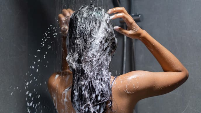 Haare waschen unter der Dusche