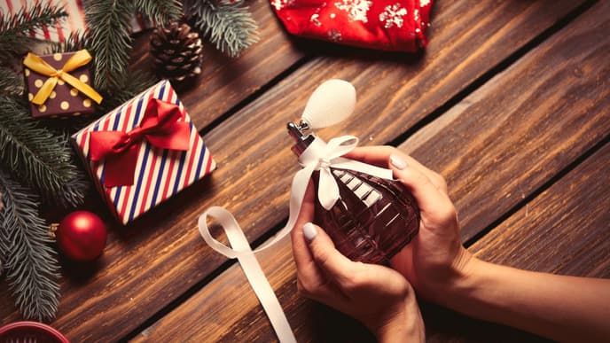 Parfum mit weihnachtlichem Schmuck