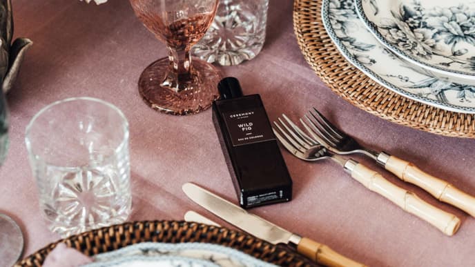 Parfum auf Tisch