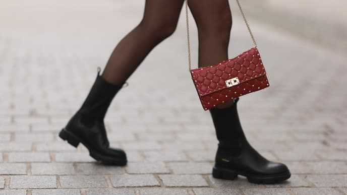 Chelsea Boots schwarz mit roter Handtasche