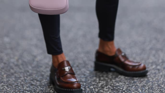 Frau trägt Leggings mit Schuhen