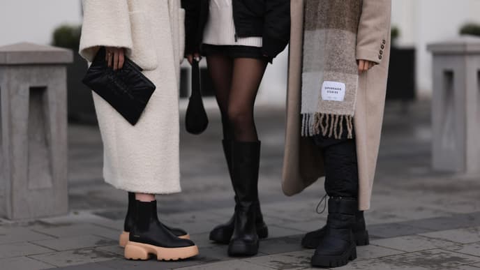 drei Frauen in Winter-Kleidung Mäntel und Stiefel
