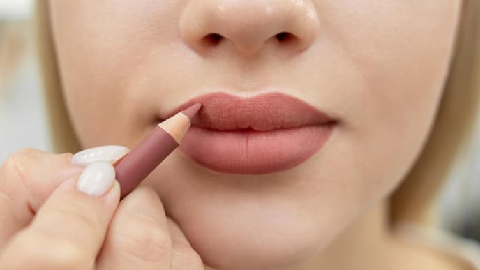 Lippen werden umrandet