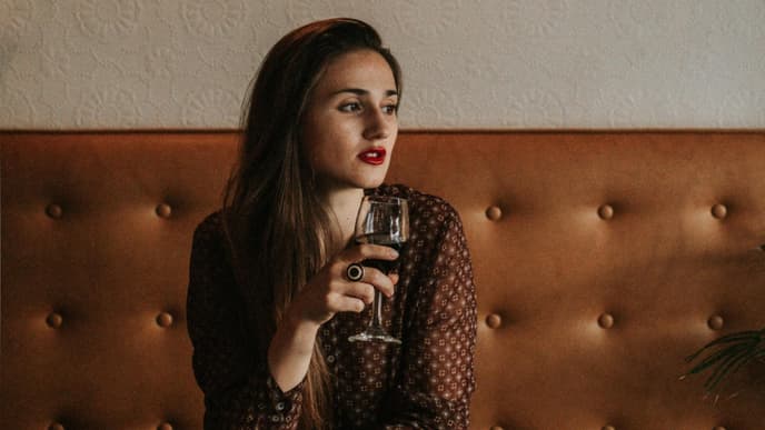 Frau beim Date