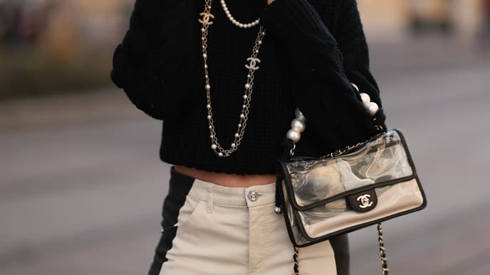 Frau mit transparenter Tasche