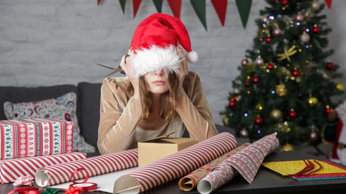 Frau mit Weihnachtsmütze