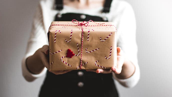 Frau überreicht Geschenk