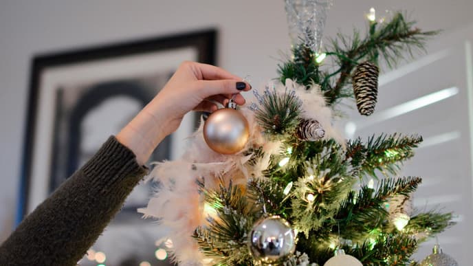 Weihnachtsbaum wird geschmückt