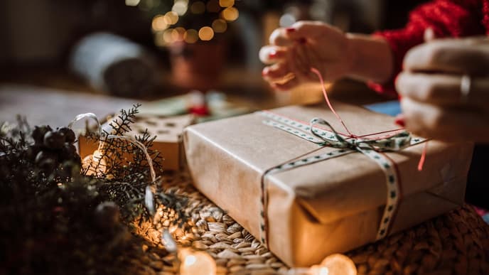 Geschenk wird verpackt