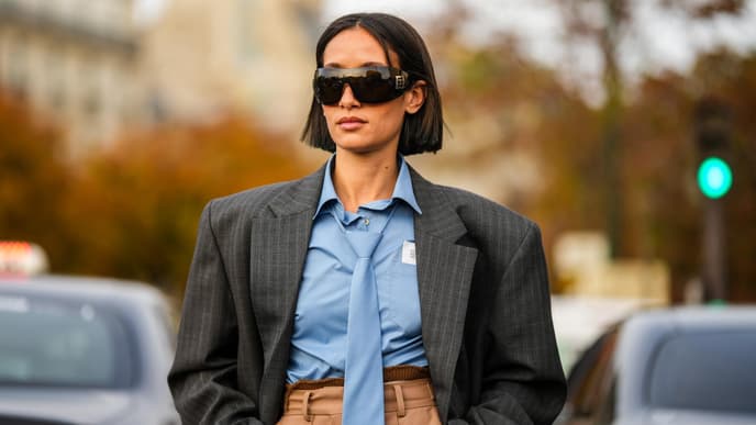 Frau trägt großen Blazer