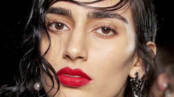 Model trägt rote Lippen an Weihnachten 