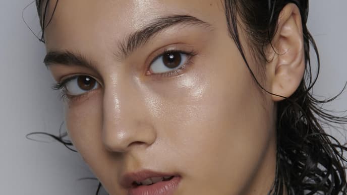junge Frau mit Vaseline natürlicher Look