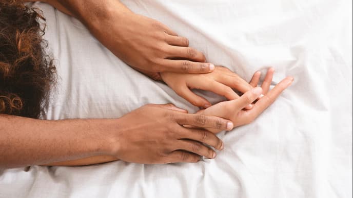 Hände im Bett