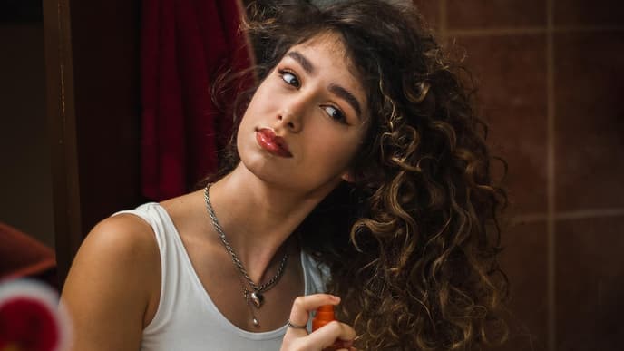 Frau stylt ihre Locken