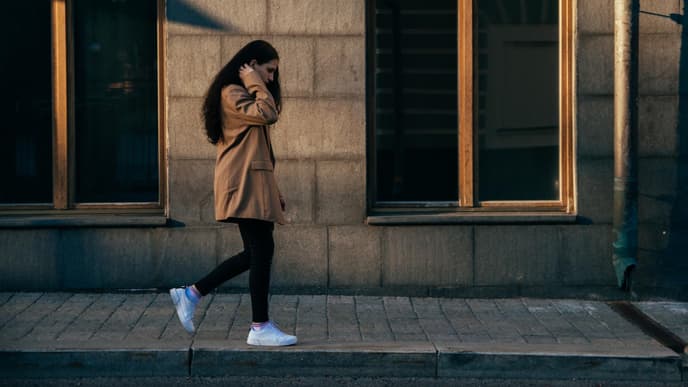Frau läuft auf dem Gehweg