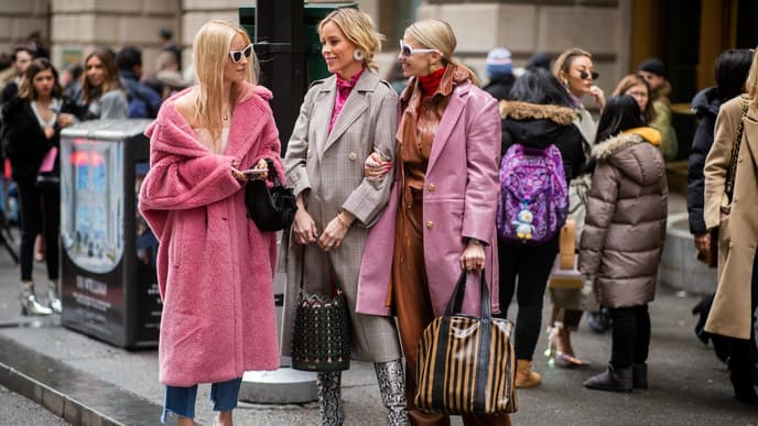 Frauen tragen pinke Kleidung