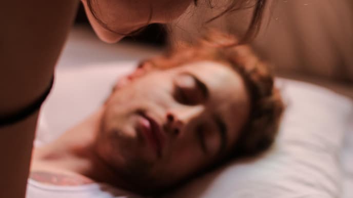 Mann und Frau im Bett