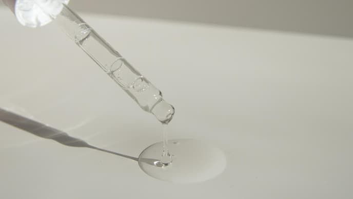 Gesichtsserum in der Pipette