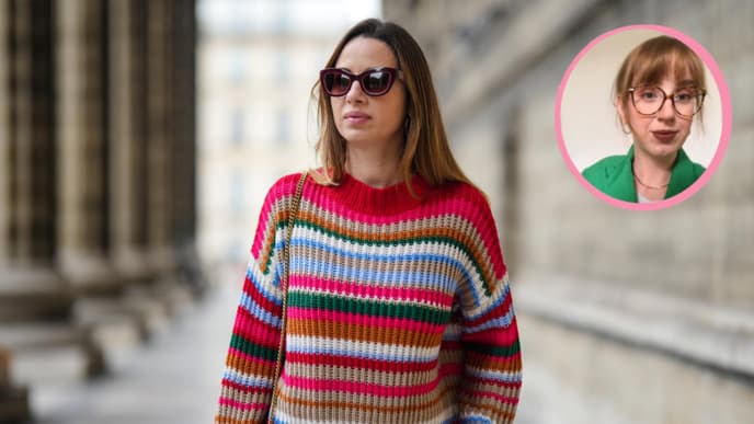 Frau trägt gestreiften Pullover