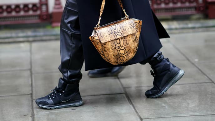 Schwarze Sneaker im Winter