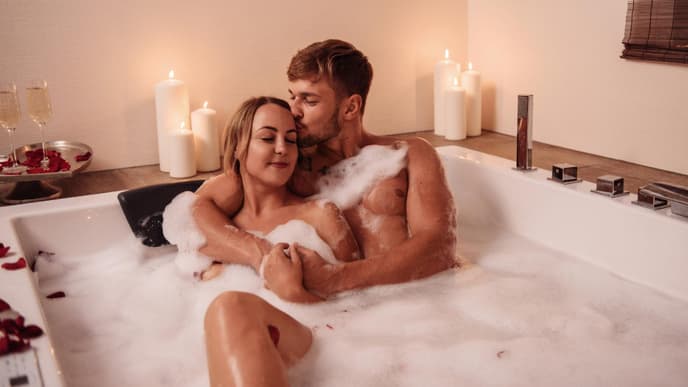 Paar liegt zusammen in der Badewanne
