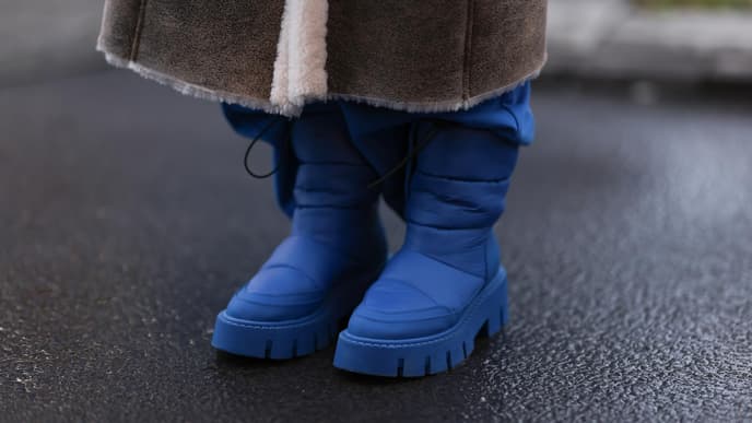 Blaue Schneeschuhe