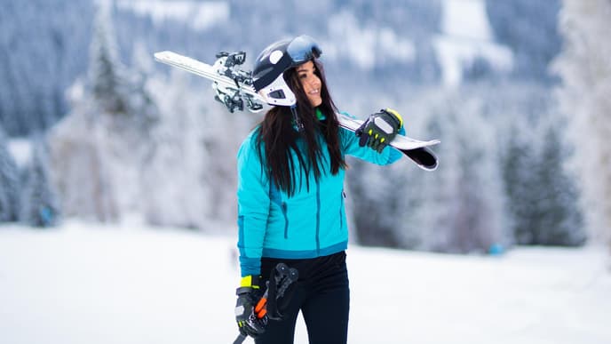 Frau im Ski Outfit
