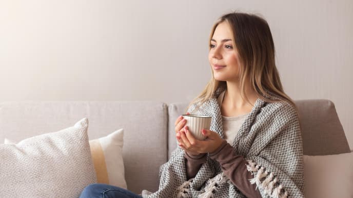 Junge Frau auf dem Sofa