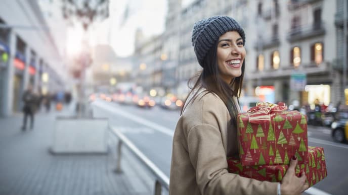 Frau mit Geschenken