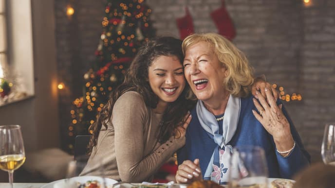 junge Frau mit Mutter am Tisch Weihnachten
