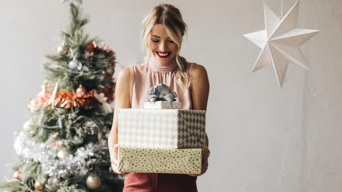 Frau mit Weihnachtsgeschenken