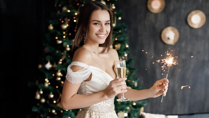 Frau mit Kleid und Sektglas