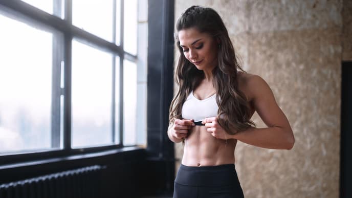 Frau zeigt Sixpack