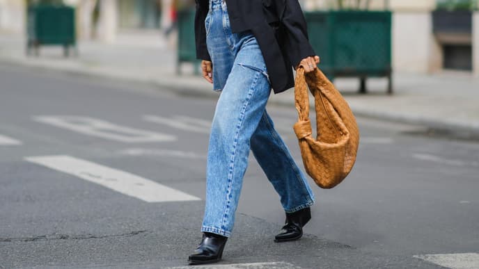 Baggy Jeans und schwarzer Blazer