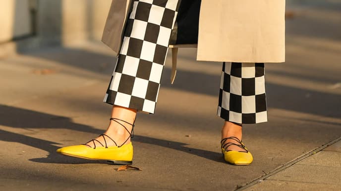 Frau trägt gelbe Ballerinas