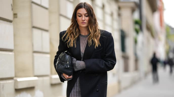 Camille Charriere im Mantel