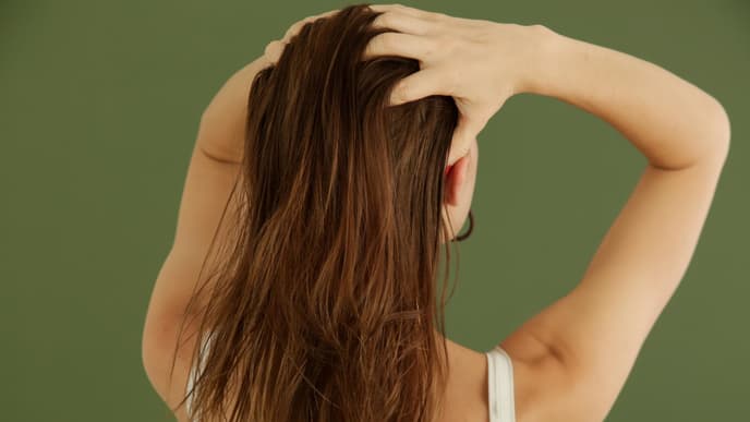 Frau massiert Haare