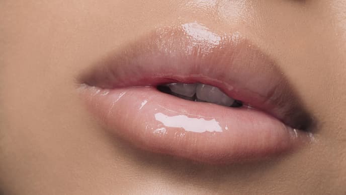 Lipgloss auf den Lippen