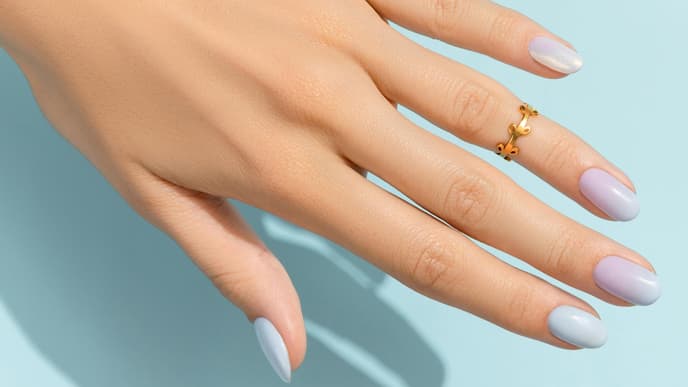 Hand mit blauem Nagellack